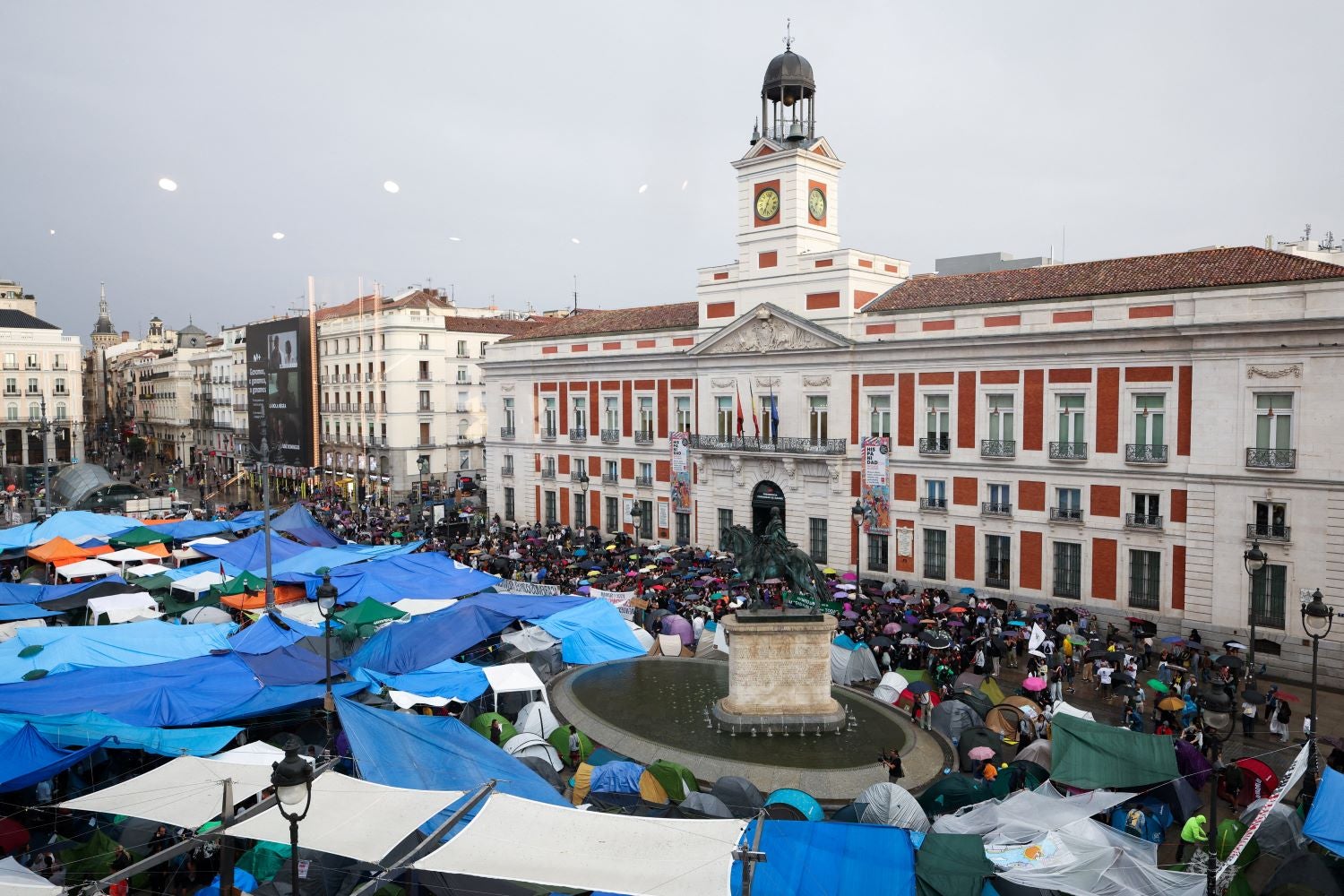 Governo espanhol pressionado nas ruas a aprovar hoje decreto para habitação