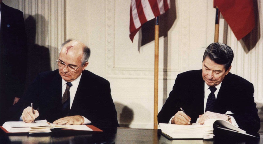 O acordo foi assinado em 1987 pelos então presidentes norte-americano e soviético, Ronald Reagan e Mikhaïl Gorbachev, respetivamente
