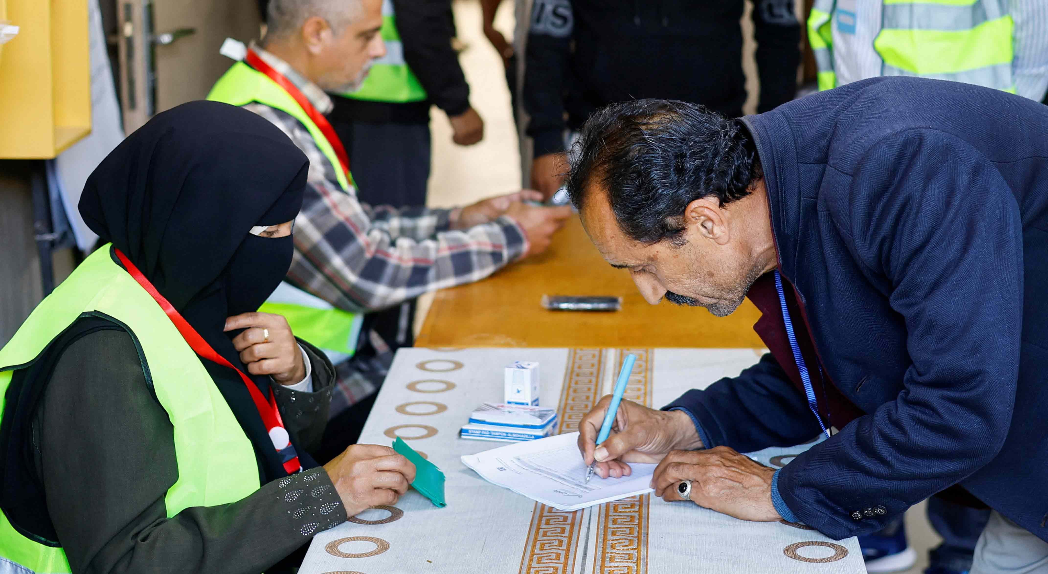 Palestinianos votam nas primeiras eleições desde a guerra em Gaza