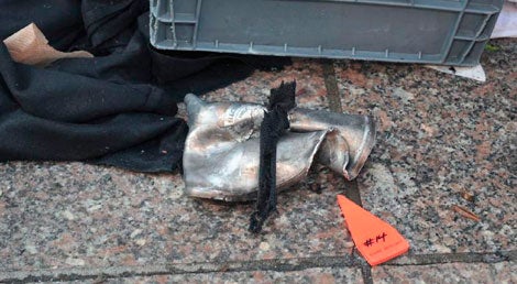 Peda&ccedil;os de nylon pretos, possivelmente provenientes de uma mochila onde um dos engenhos ter&aacute; sido transportado