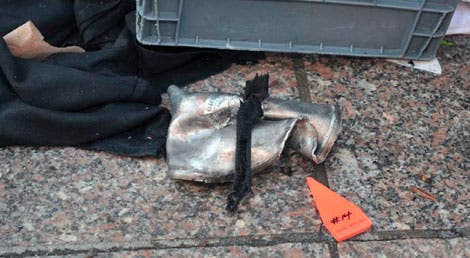 Pedaços de nylon pretos, possivelmente provenientes de uma mochila onde um dos engenhos terá sido transportado Pedaços de nylon pretos, possivelmente provenientes de uma mochila onde um dos engenhos terá sido transportado