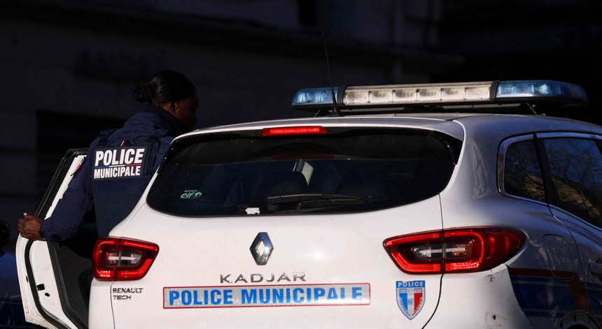 Imagem de Polícia francesa detém homem com bomba em frente ao Bank of America em Paris