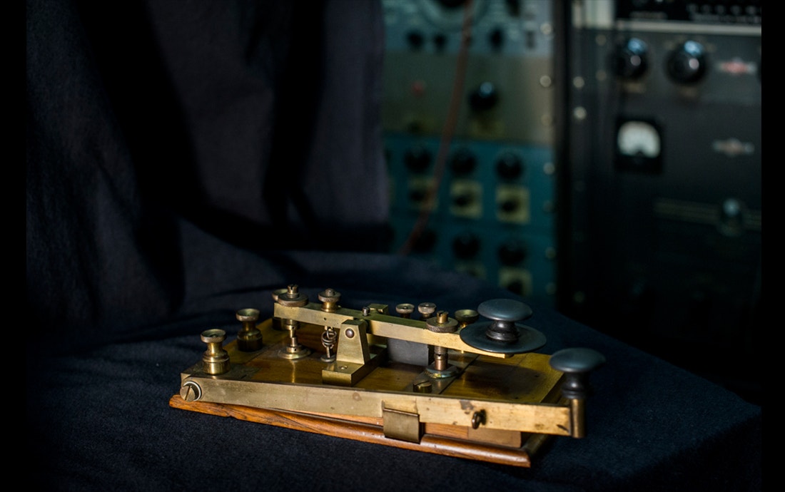  Pedro A. Pina / Feito de lat&atilde;o a&ccedil;o e madeira.  O seu inventor foi o americano Samuel Morse (1835). O aparelho emitia impulsos el&eacute;tricos de uma determinada dura&ccedil;&atilde;o capaz de enviar sinais rapidamente e a grandes dist&acirc;ncias. 