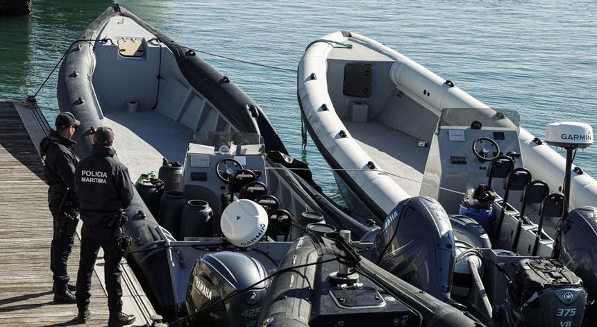A abordagem envolveu "um navio da Marinha Portuguesa e o Grupo de Ações Táticas da Polícia Marítima", articulado "com a Unidade Nacional Contra-Terrorismo da Polícia Judiciária"

