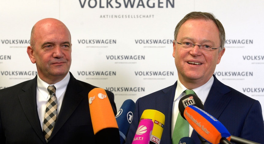 O chefe social-democrata do Governo da Baixa Saxónia, Stephan Weil (à dir.): fragilizado pela promiscuidade com a Volkswagen.
