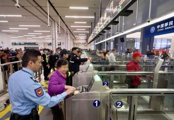 Macau alarga passagem fronteiriça por íris a traba