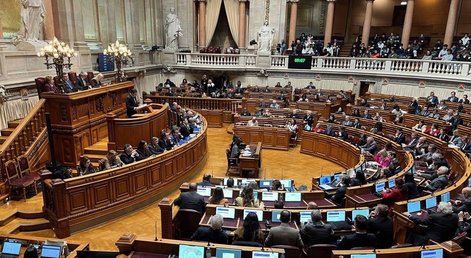 Debate Quinzenal no Parlamento. Acompanhe ao momento