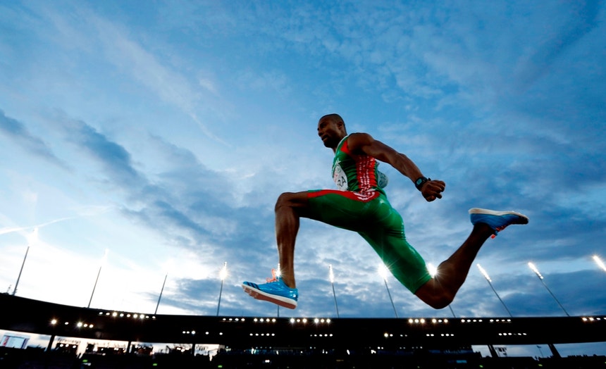 Bicampeão em título Nelson Évora na final do triplo-salto