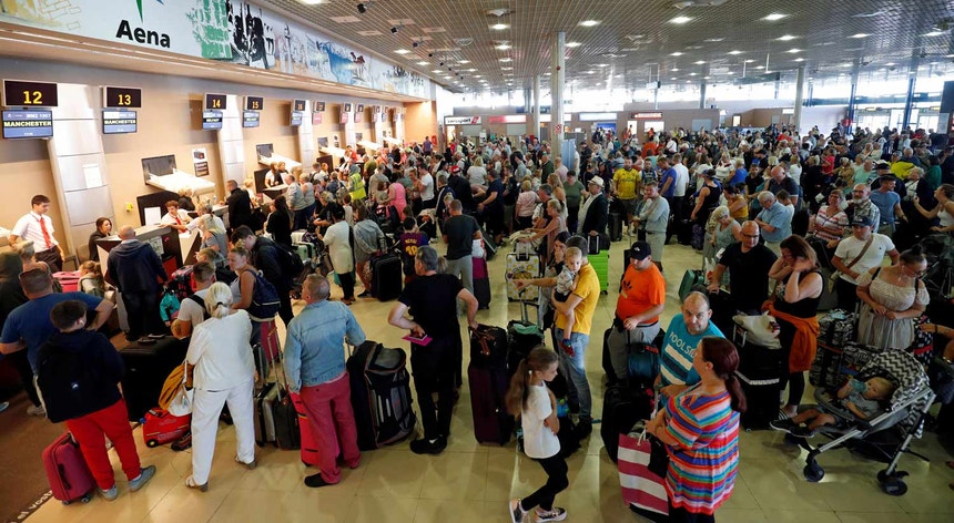 Milhares de turistas procuram solução para regressarem a casa
