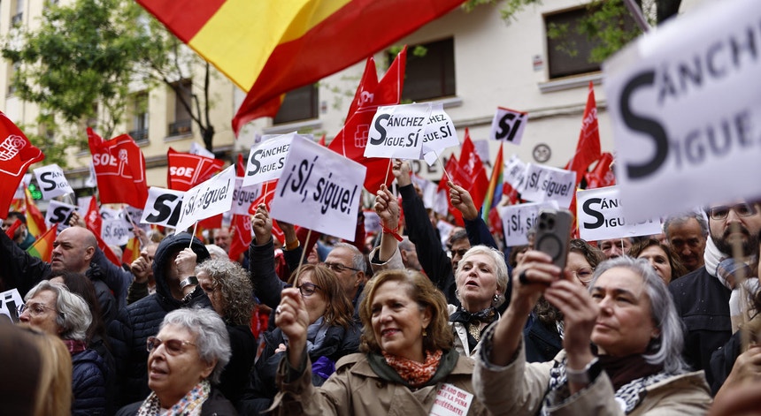 Socialistas espanhóis pedem a Pedro Sanchéz que se mantenha no Governo