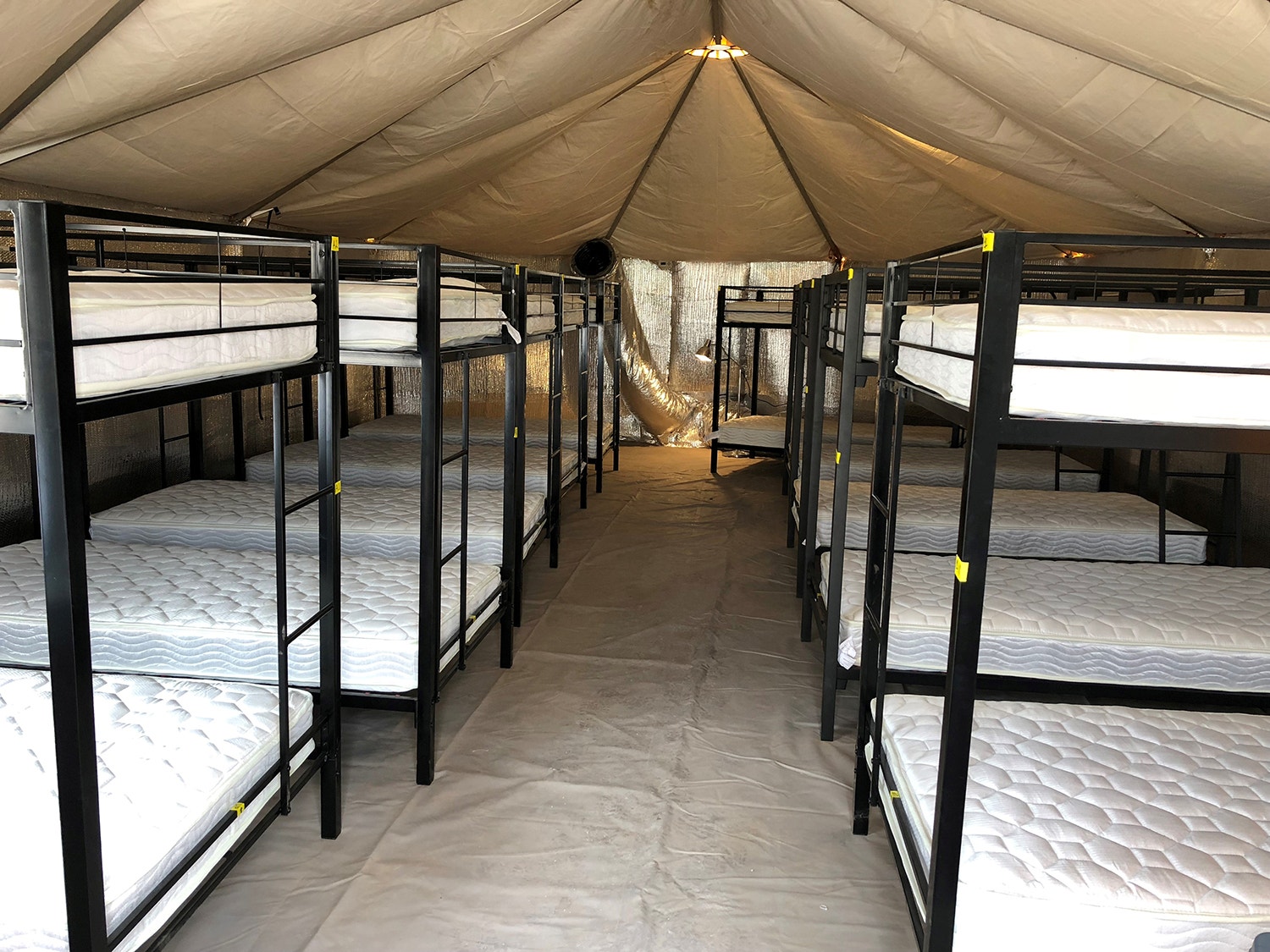  Dormit&oacute;rio no abrigo de Tornillo, Texas /Foto: ACF; HHS via Reuters 