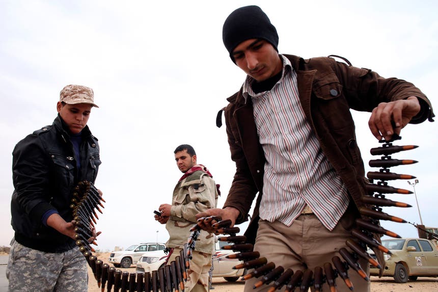 Rebeldes recebem munições em Misrata, Síria Foto: Reuters Rebeldes recebem munições em Misrata, Síria Foto: Reuters