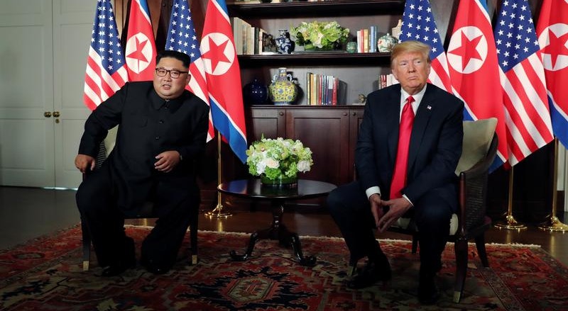 Kim Jong-un e Donald Trump durante a cimeira de Singapura, realizada em junho
