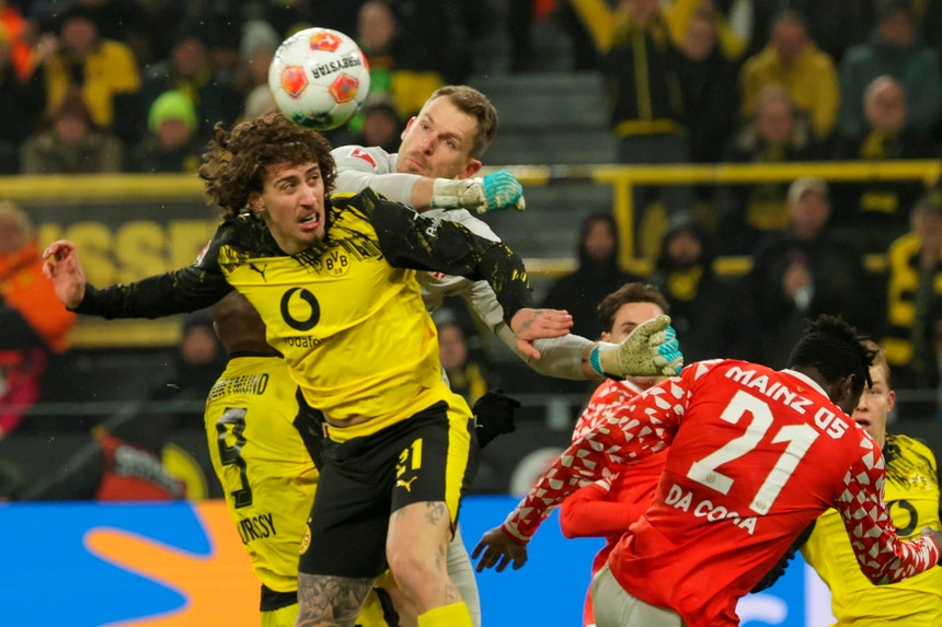 Imagem de Borussia Dortmund consolida vice-liderança da Liga alemã com goleada sobre Mainz