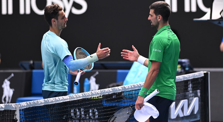 Djokovic beneficia de nova desistência em Melbourne