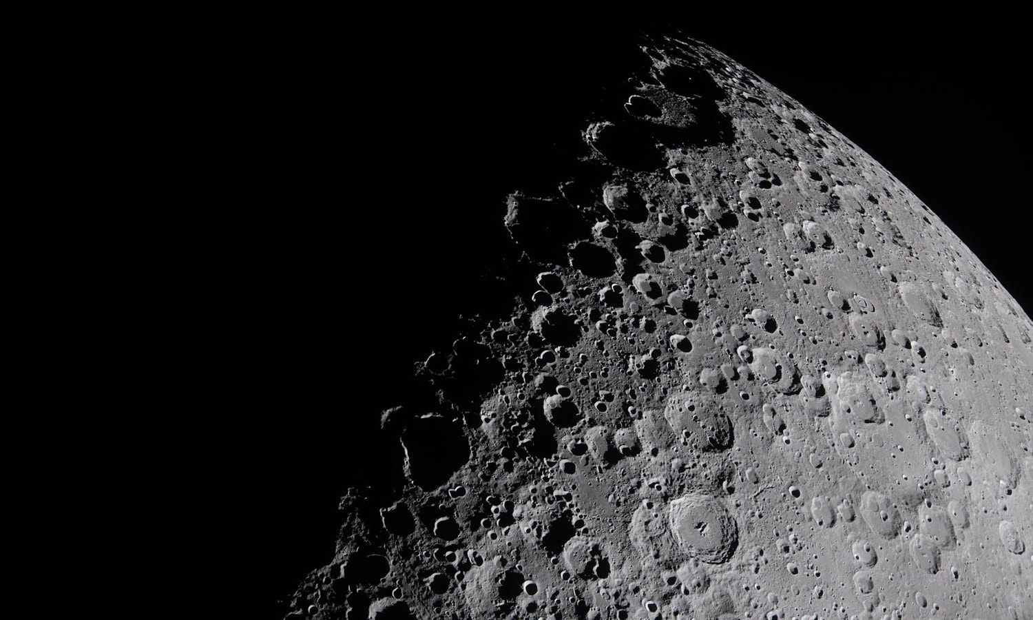  A tripula&ccedil;&atilde;o da Artemis II captura uma por&ccedil;&atilde;o da Lua &ndash; a fronteira entre o dia e a noite lunar &ndash; onde a luz solar rasante projeta sombras longas e dram&aacute;ticas sobre a superf&iacute;cie. Essa luz rasante acentua a topografia acidentada da Lua, revelando crateras, cristas e estruturas em forma de bacia com detalhes impressionantes. Caracter&iacute;sticas ao longo do terminador, como a Cratera Jule, a Cratera Birkhoff, a Cratera Stebbins e as terras altas circundantes, se destacam. Desta perspectiva, a intera&ccedil;&atilde;o entre luz e sombra real&ccedil;a a complexidade da superf&iacute;cie lunar de maneiras n&atilde;o vis&iacute;veis sob ilumina&ccedil;&atilde;o plena. A imagem foi capturada cerca de tr&ecirc;s horas ap&oacute;s o in&iacute;cio do per&iacute;odo de observa&ccedil;&atilde;o lunar da tripula&ccedil;&atilde;o, enquanto sobrevoavam o lado oculto da Lua no sexto dia da miss&atilde;o. Cr&eacute;ditos: NASA 