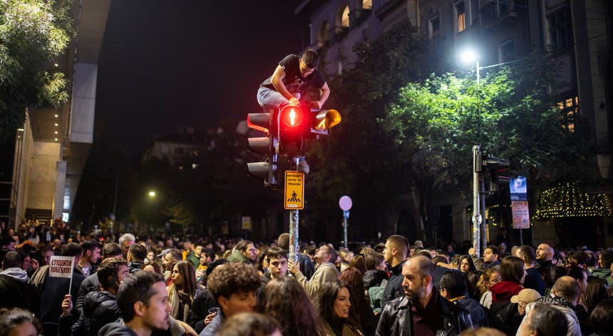 Sérvia faz história. Movimento de estudantes derrota ex-presidente nas urnas