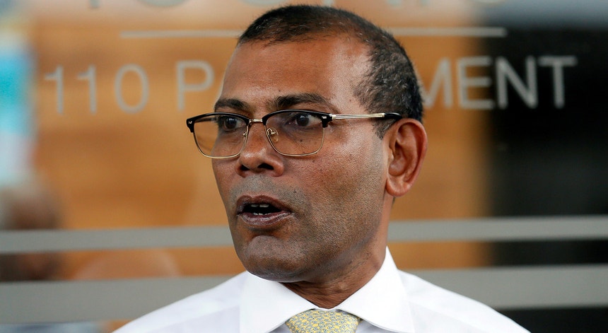 Mohamed Nasheed foi alvo de um atentado quando entrava no carro
