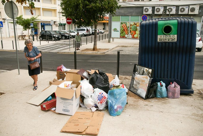 As dificuldades na recolha do lixo em Lisboa obrigam a uma reunião entre o presidente da autarquia, Carlos Moedas, e os trabalhadores da Higiene Urbana
