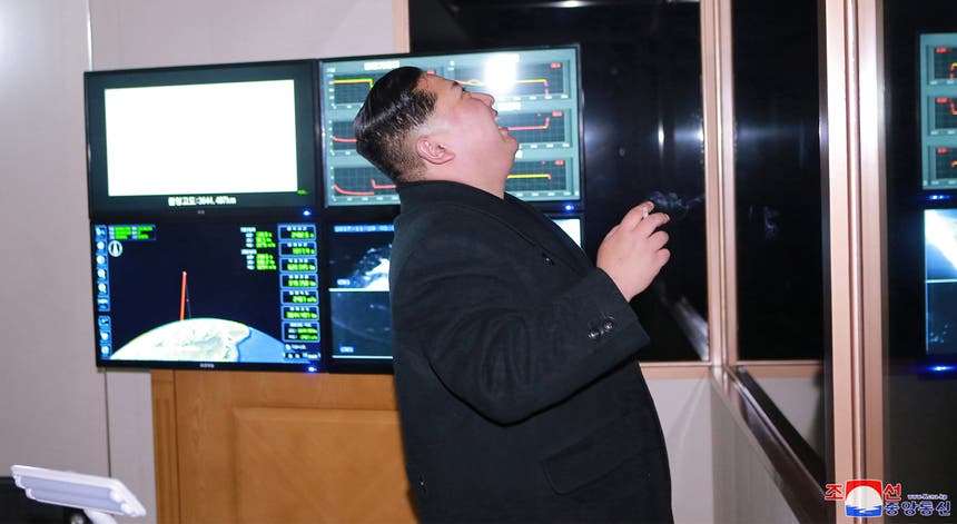 Kim Jong-un celebra o lançamento do último míssil Hwasong 15. Foto: KCNA