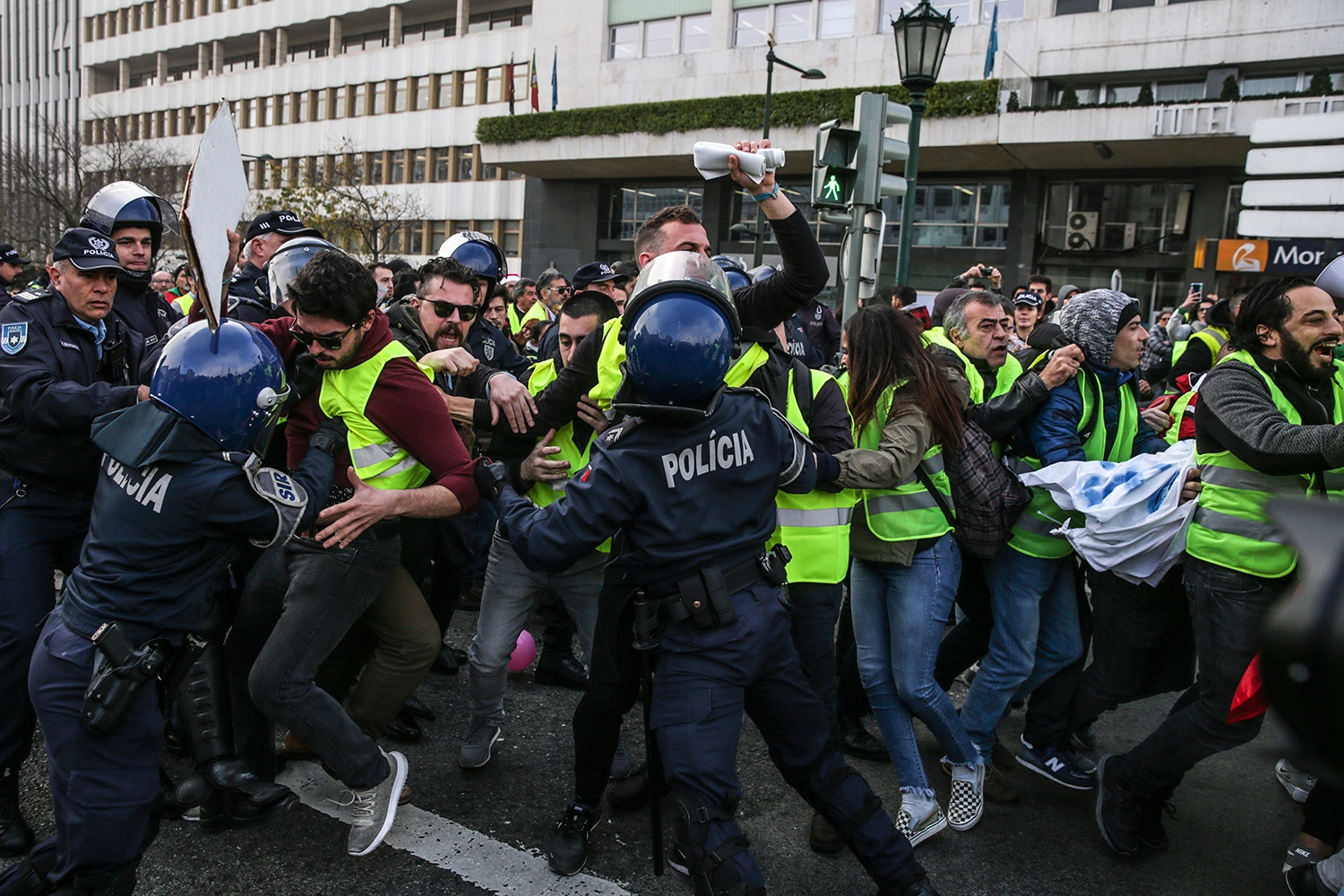  Tens&atilde;o entre manifestantes e as for&ccedil;as policiais na Pra&ccedil;a Marqu&ecirc;s de Pombal /Tiago Petinga - Lusa 