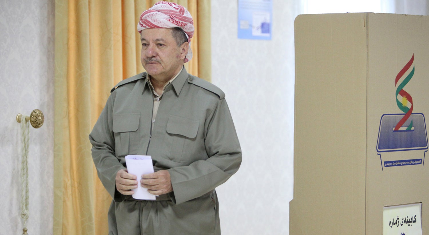 O presidente do Curdist&atilde;o iraquiano, Massoud Barzani, a exercer o seu direito de voto. Foto: Azad Lashkari - Reuters