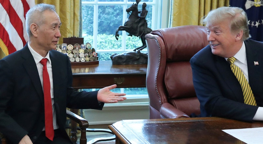 O vice-presidente da China, Liu He, e o Presidente dos EUA, Donald Trump, em negociações na Casa Branca.
