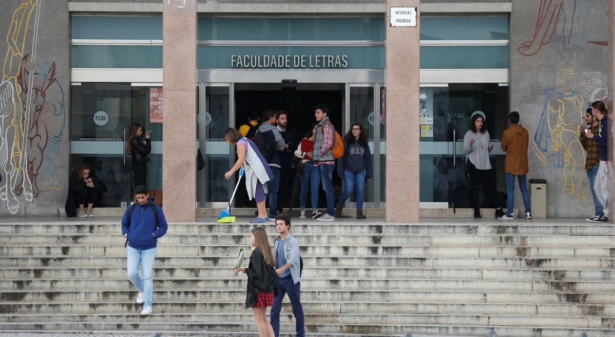 Poorest students to receive additional annual support of 1,045 euros throughout their higher education