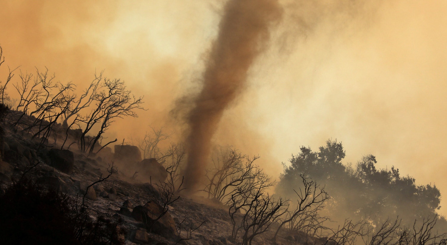  Um turbilh&atilde;o de cinzas quentes e brasas move-se atrav&eacute;s de um inc&ecirc;ndio nas colinas de Santa B&aacute;rbara na Calif&oacute;rnia, Estados Unidos. 26 de novembro de 2019 //David McNew - Reuters 