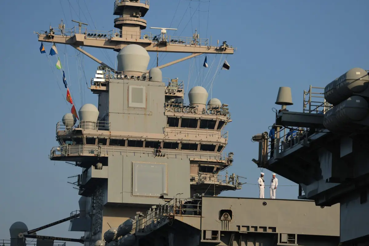 Ex-marinheiro dos EUA condenado a 16 anos de prisão por vender informações à China