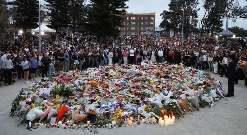 Imagem de Praia de Bondi. O que se sabe sobre o atentado que está a abalar a Austrália?