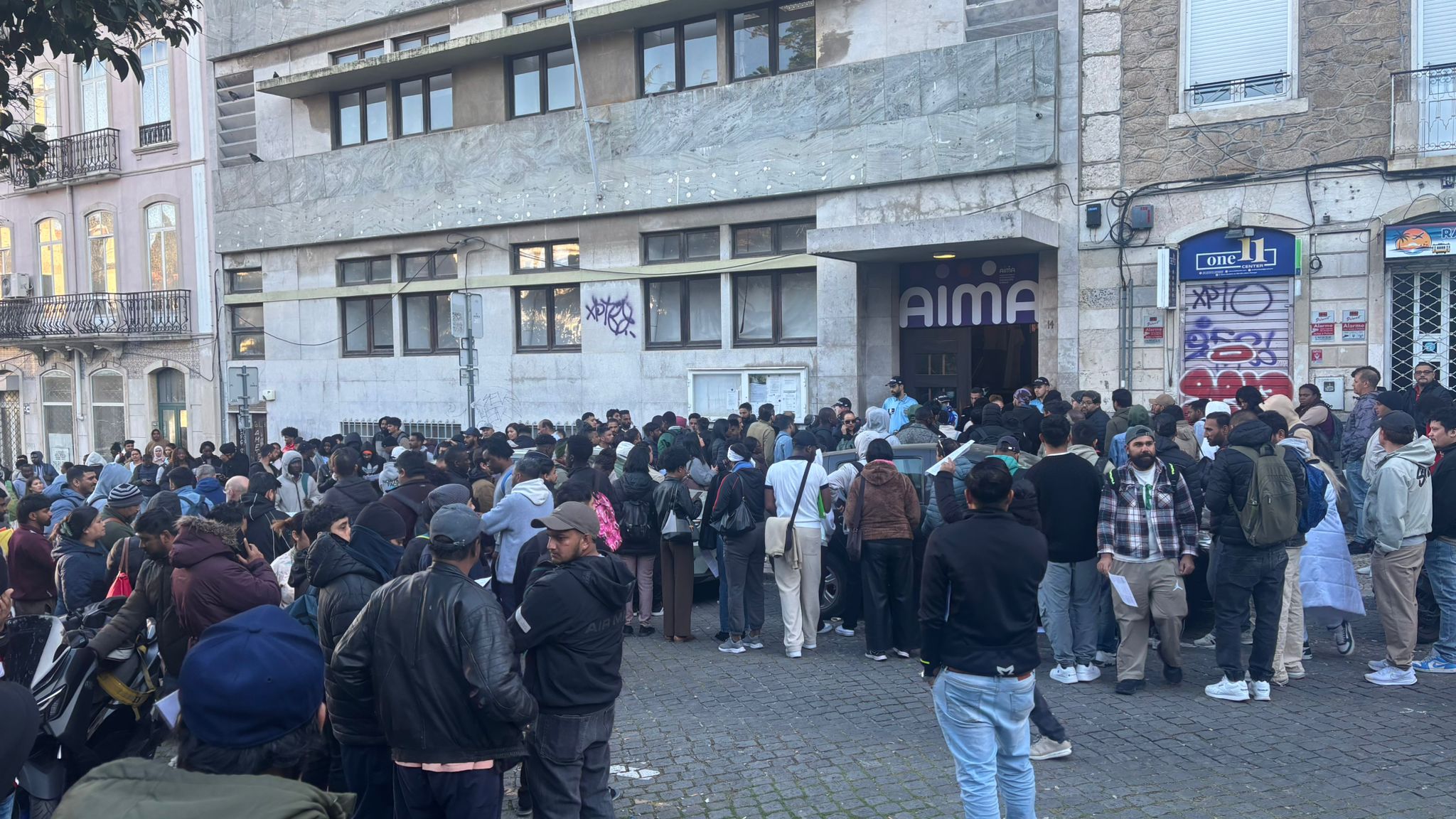 Protest causes queues. AIMA cultural mediators on strike for permanent integration