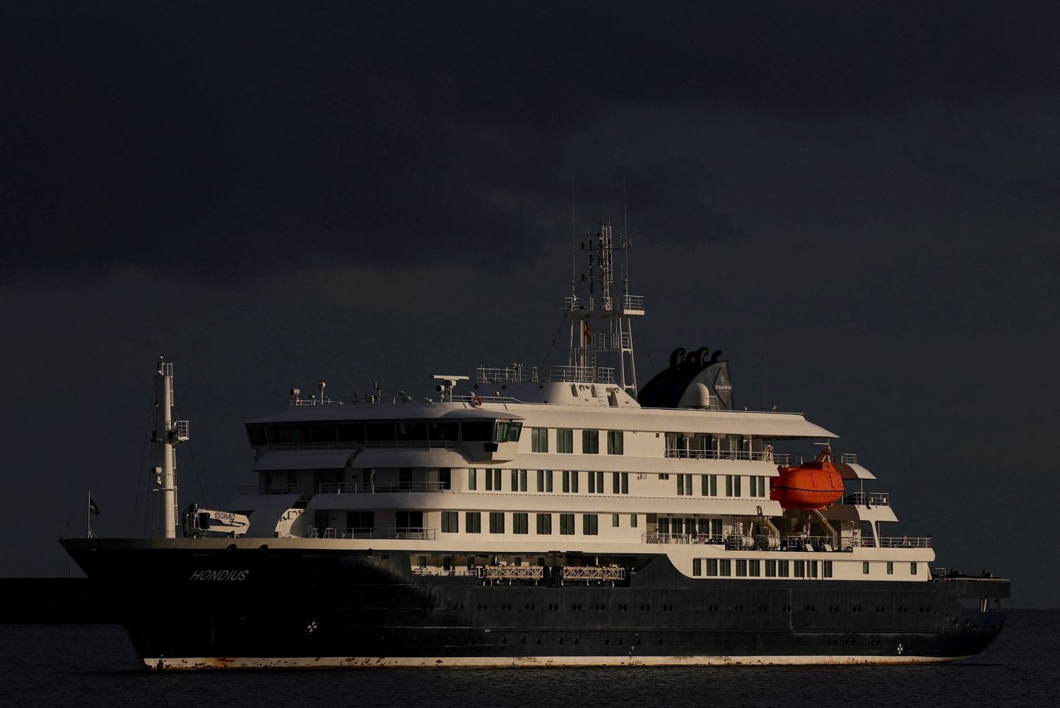 Hantavírus. Operação de desembarque do navio cruzeiro em Tenerife só termina segunda-feira
