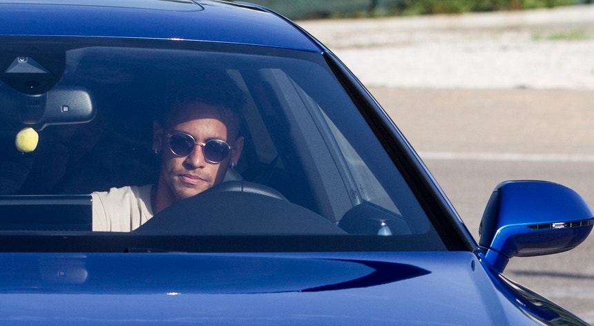 Neymar chegou com uma semana de atraso à concentração do Paris Saint Germain
