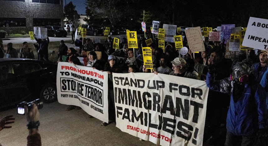 Dezenas de milhares manifestam-se contra ICE e deportações