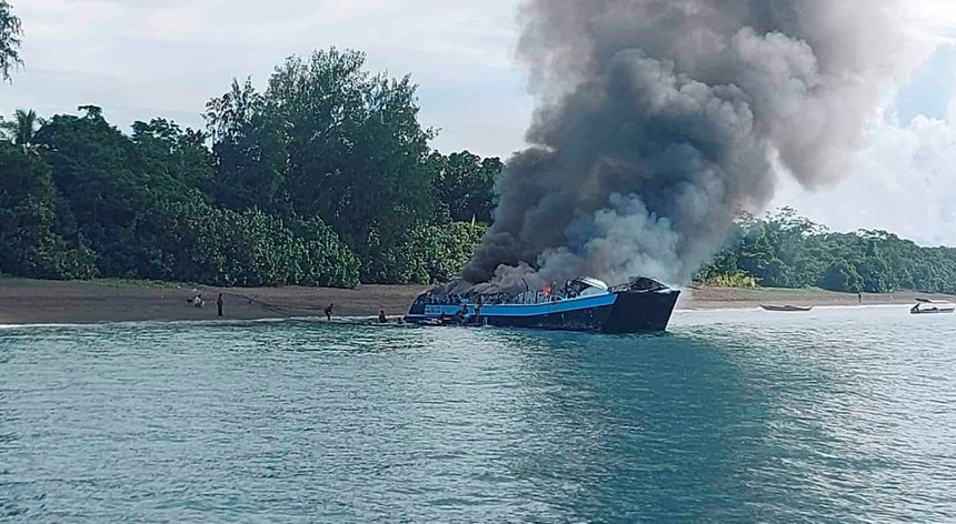 A embarcação foi consumida pelas chamas
