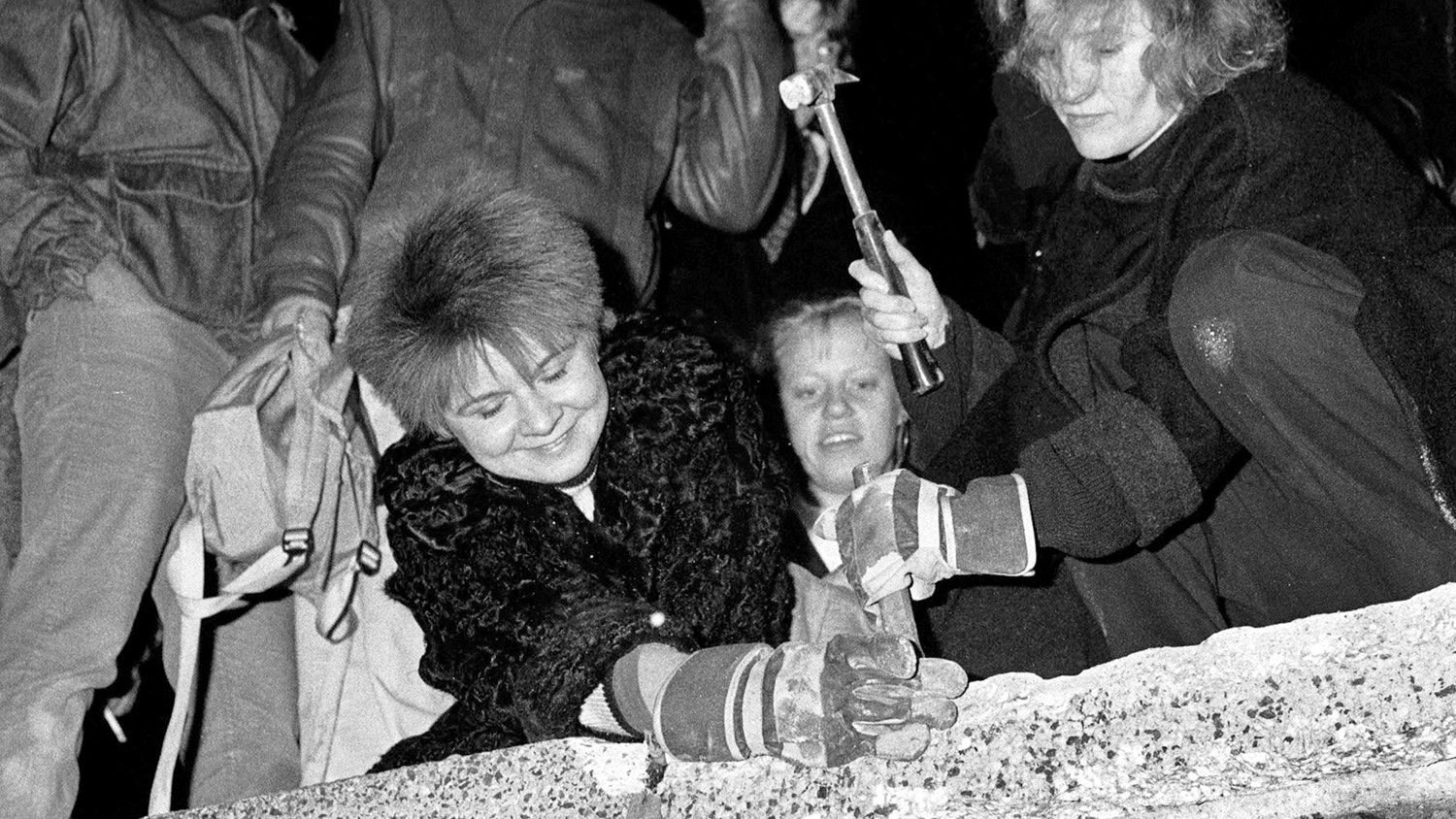  Berlinenses de martelo e cinzel. 9 de novembro de 1989 | Fabrizio Bensch - Reuters 