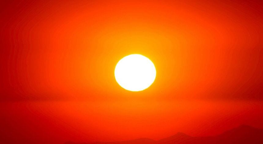 Imagem de Aviso amarelo por tempo quente alargado a 16 distritos e metade até quarta-feira