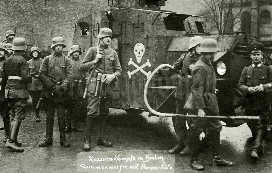  Tropas contra-revolucion&aacute;rias (Freikorps), com um lan&ccedil;a-chamas, nos combates de Janeiro em Berlim. 
