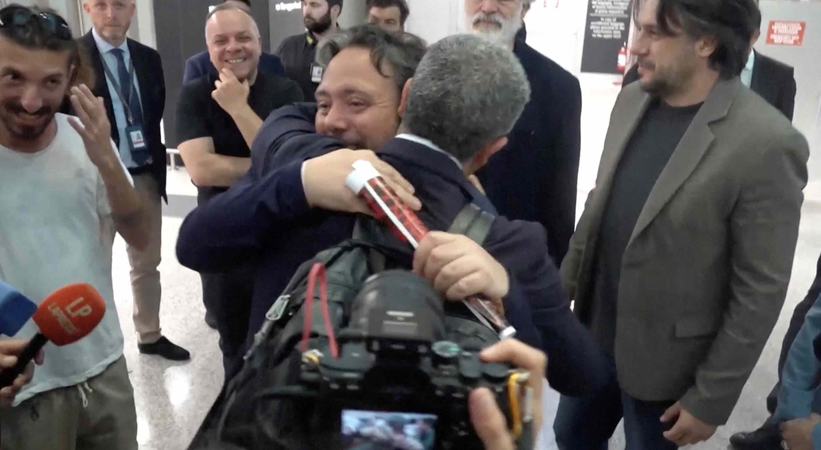 "Fraturas em bra�os e costelas". Ativistas italianos deportados denunciam agress�es por Israel
