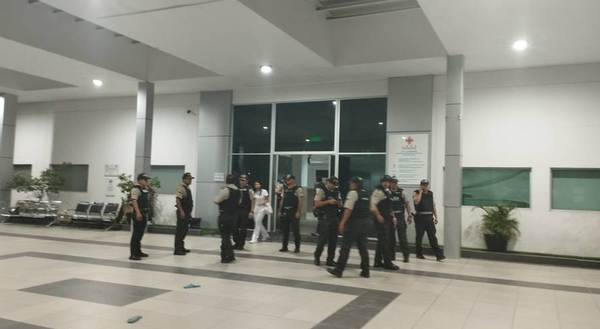A tranquilidade foi interrompida no hospital, em Chone, pelos sete atacantes armados
