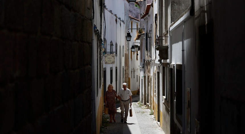Heatwave Alert: Seven Portuguese Districts Under Red Warning as Temperatures Soar