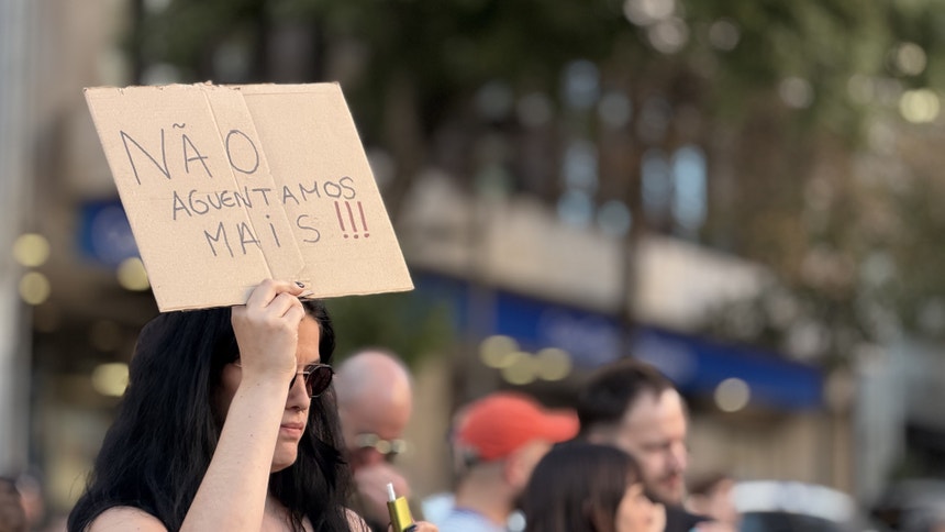 Imagem ilustrativa: Jovens continuam a ocupar Praça D. João I