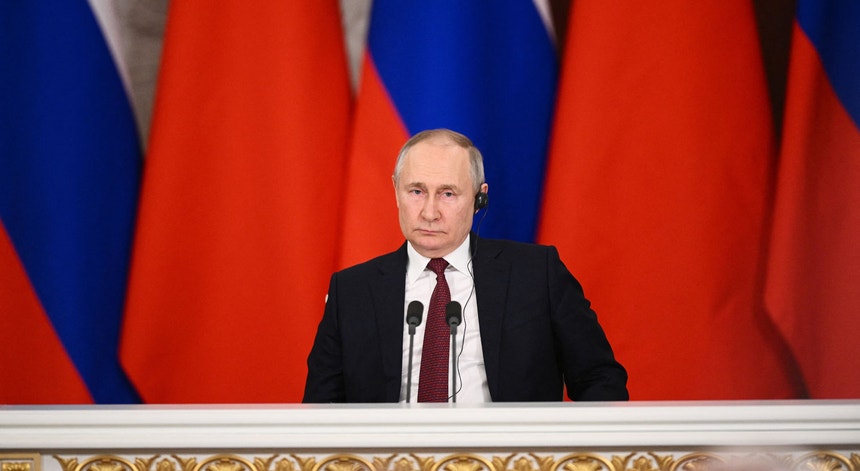 O Presidente russo, Vladimir Putin, ameaça "reagir" se Reino Unido enviar para a Ucrânia munições de urânio empobrecido
