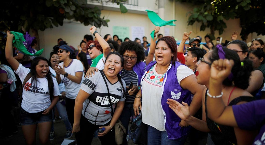 Apoiantes de Imelda Cortez, festejando a sua absolvição
