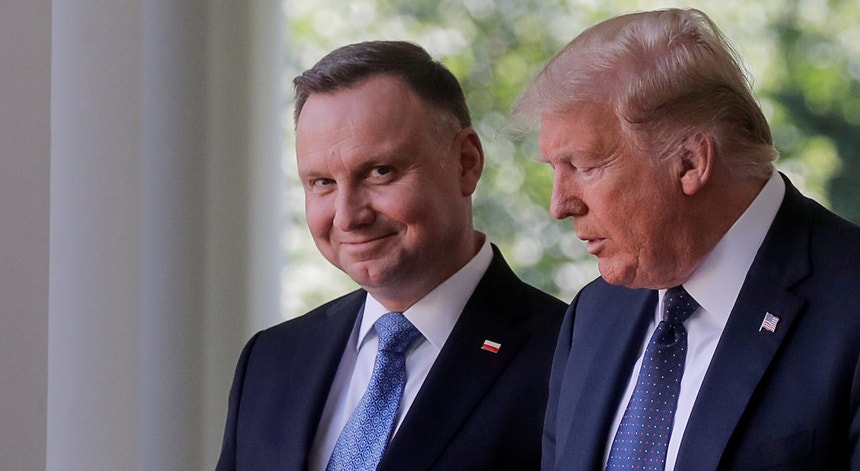 A menos de quatro dias das eleições polacas, o Presidente candidato à reeleição, Andrzej Duda, reuniu-se com o homólogo norte-americano. Foi o primeiro líder internacional a visitar a Casa Branca após a pandemia de Covid-19. 
