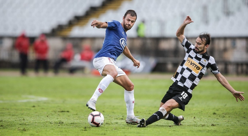 O jogador do Belenenses Lucca disputa a bola com o jogador do Boavista André Claro 
