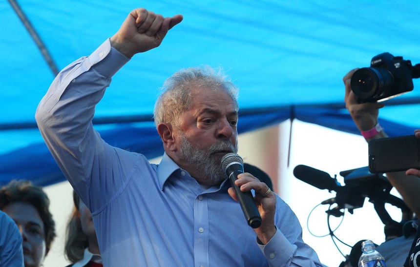 Lula da Silva em S. Paulo perante apoiantes, após conhecer o agravamento da pena a que havia sido condenado na 1ª Instância
