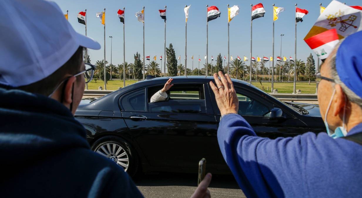  Papa acena &agrave; multid&atilde;o que o esperava no Aeroporto de Bagda | Thaier Al-Sudani - Reuters 