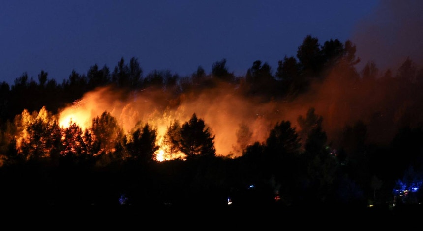 Imagem de Incêndios florestais intensos em França obrigam a retirar milhares de pessoas